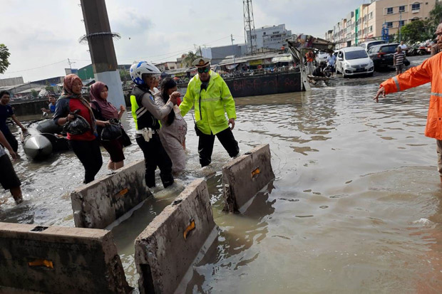 Banjir, Polantas Bantu...