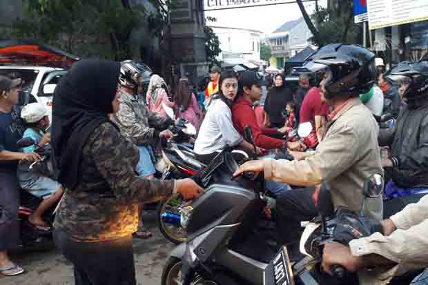 Heroik! Ibu Ini Hadang...