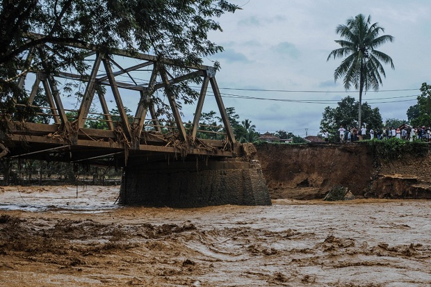 Banjir Bandang Rendam...
