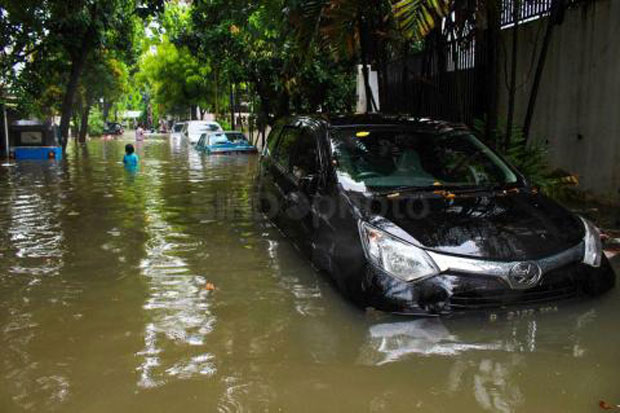 Mobil Terendam Banjir,...