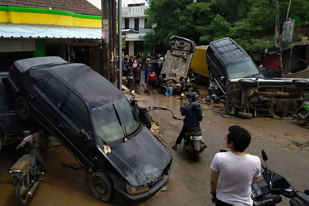Mobil Kebanjiran, Adira...