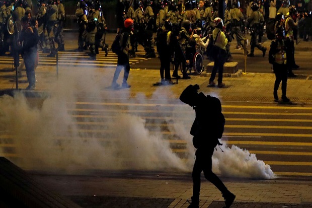 Polisi Hong Kong Tangkap...