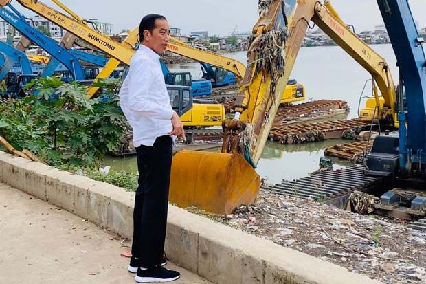 Jokowi Sidak Waduk Pluit,...