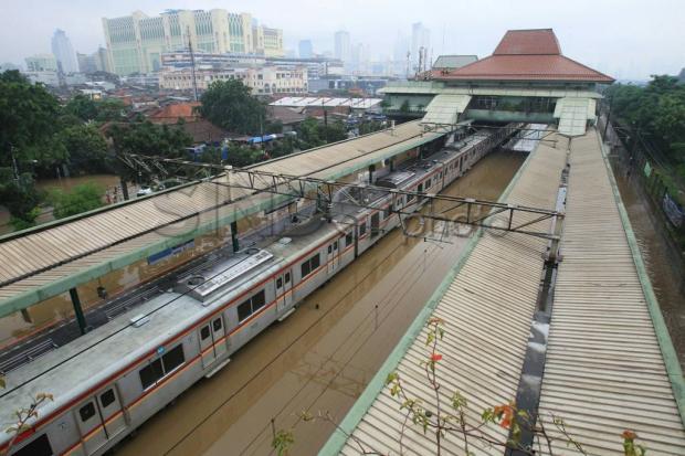 Rel Tergenang Banjir,...