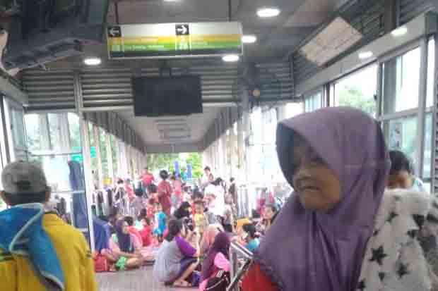 Pengungsi di Halte Transjakarta...