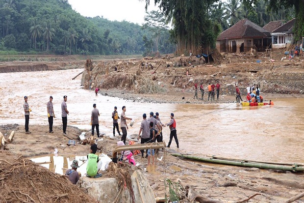 Jembatan Putus Diterjang...
