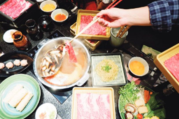 Menikmati Shabu-Shabu...