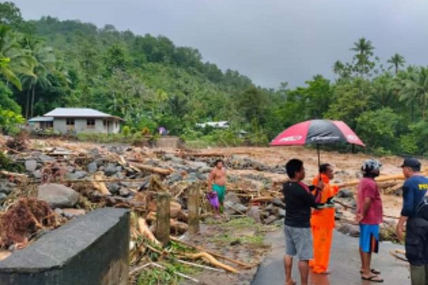 Banjir Bandang Terjang...
