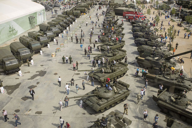 Menikmati Parade Peralatan...