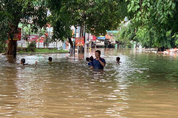 Diterjang Banjir, Warga...