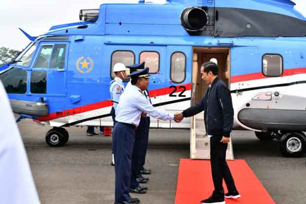 Di Atas Helikopter Jokowi-Doni...
