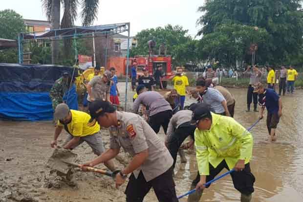 Bersihkan Jalan Usai...