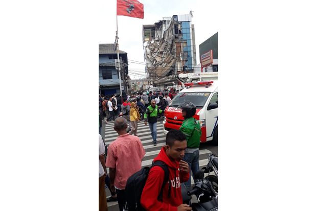 Tiga Korban Gedung Roboh...