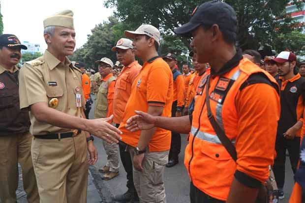 Ganjar Lepas 100 Relawan...