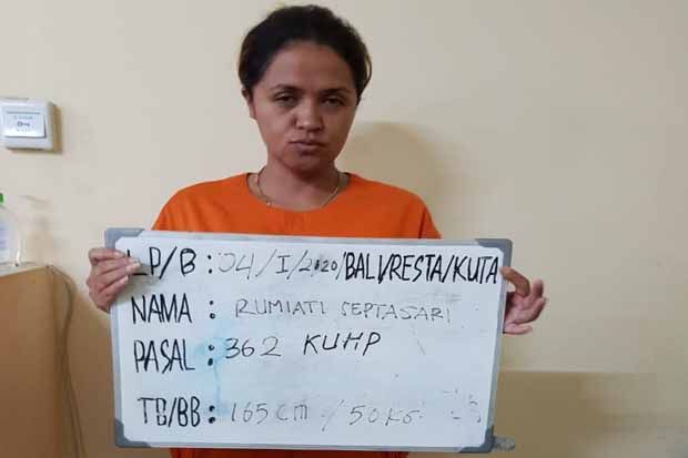 Asyik Kencani Dua Wanita...