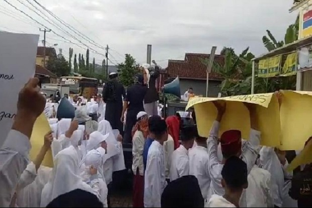Ratusan Santri di Tasikmalaya...