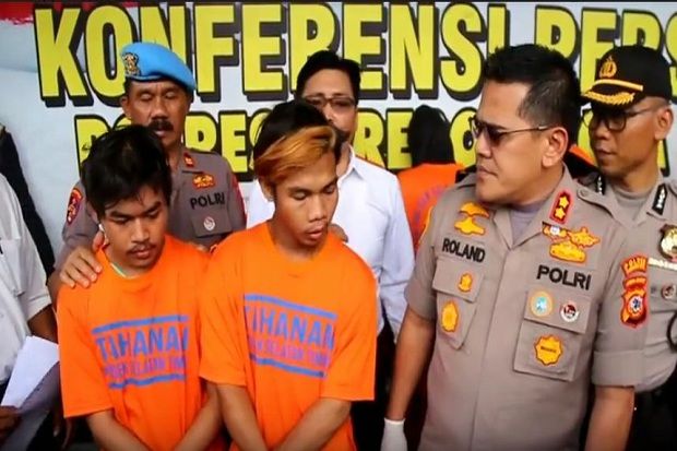 Gangster Saling Serang...