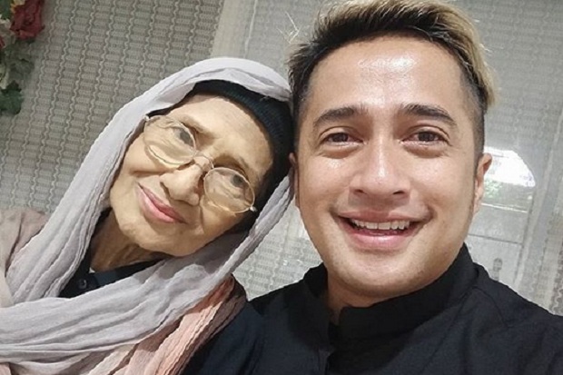 Melayat Ria Irawan,...