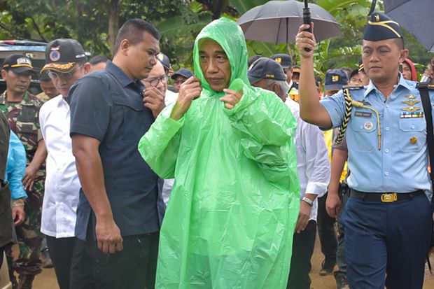 Kunjungi Lokasi Banjir,...