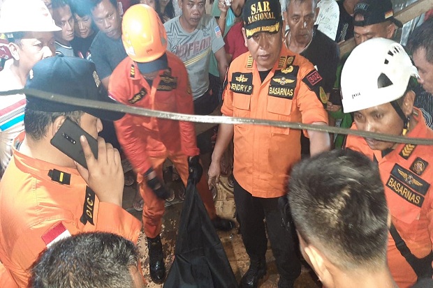 Basarnas Manado Evakuasi...