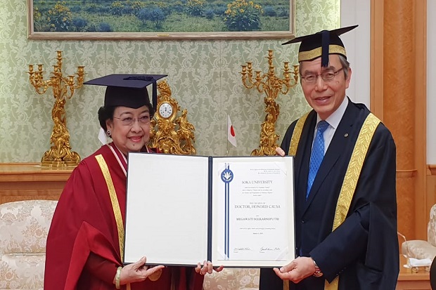 Raih Gelar Doktor HC,...