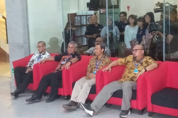 Tak Ikut Rombongan,...
