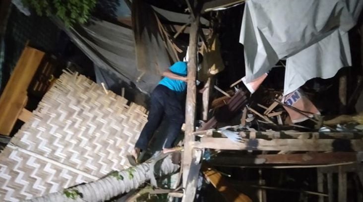 Pohon Kelapa Timpa Rumah,...