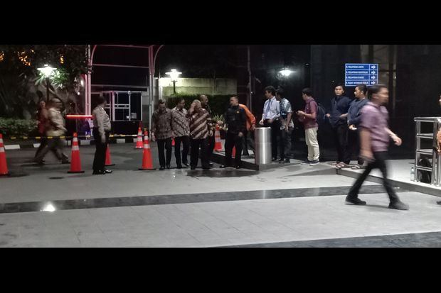 Pantau Kasus Wahyu Setiawan,...