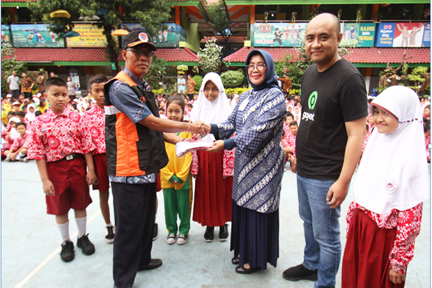 Dapat Bantuan dari Gojek,...