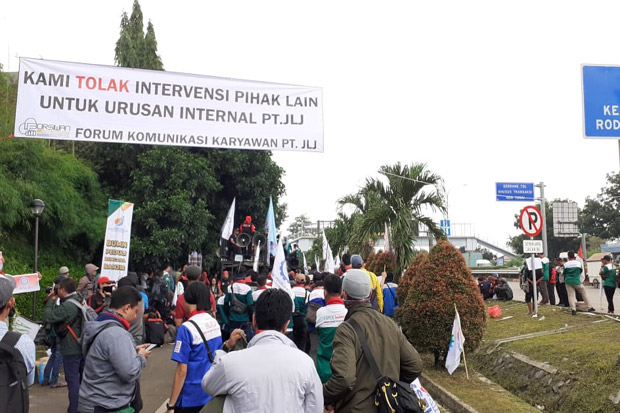 Dipecat, Ratusan Buruh...