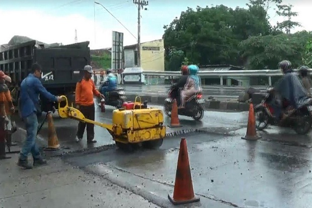 Jalan Berlubang di Pantura...