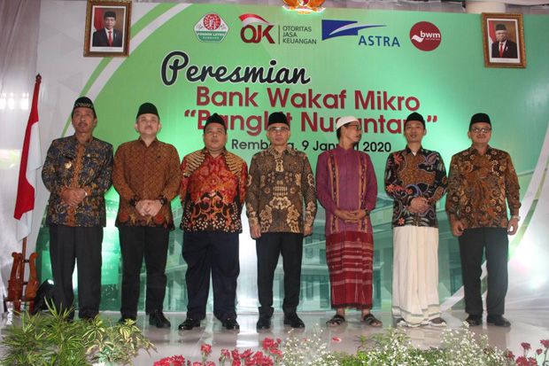 Bank Wakaf Mikro Salurkan...