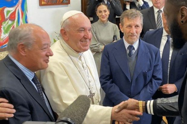 Paus Francis Tunjuk...
