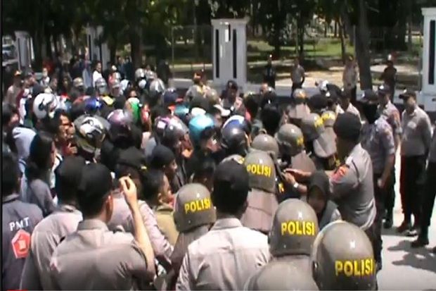 Tuntut Pembacok Rekannya...