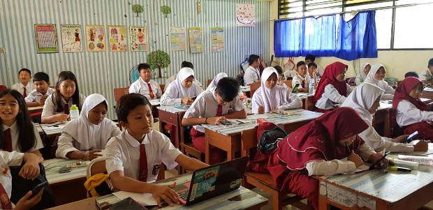 Mengerjakan Soal UNBK...