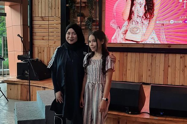 Gandeng Melly Goeslaw,...