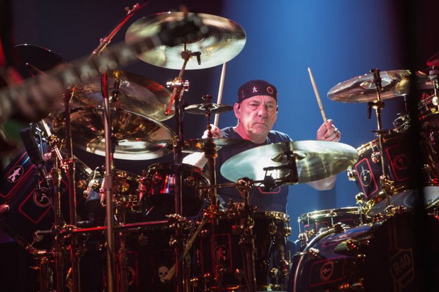 Drummer Rush Tutup Usia,...