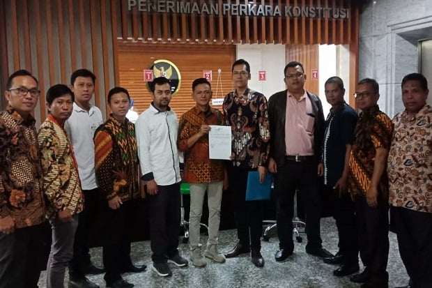 Mencari Keadilan, Guru...
