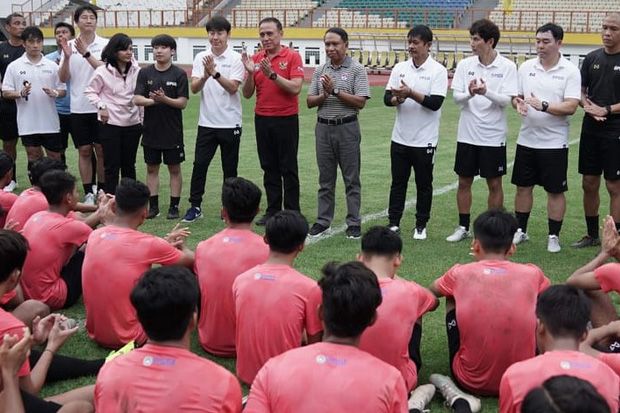 Menpora: Jangan Paksakan...