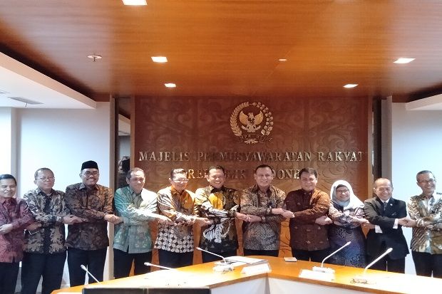 Foto Bergandengan Firli...