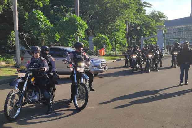 Dikawal Polisi, Massa...