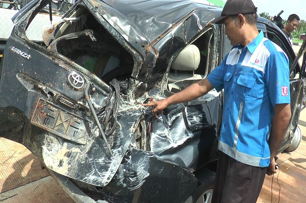Avanza Tabrak Median...