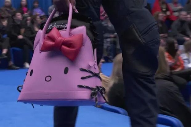 Balenciaga Rilis Koleksi...