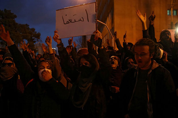 Demonstran di Iran Serukan...
