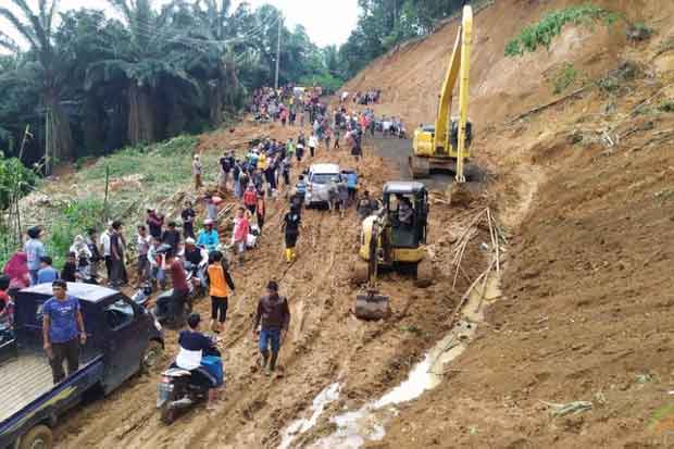 Korban Longsor Sukajaya...