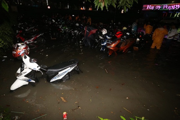 Banjir Setinggi 50 Cm...