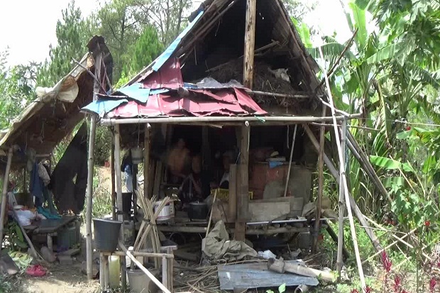 Pasangan Lansia Hidupi...