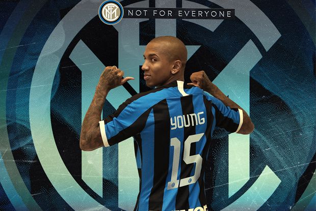 Ashley Young Resmi ke...