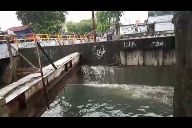Tak Kuat Tampung Air,...
