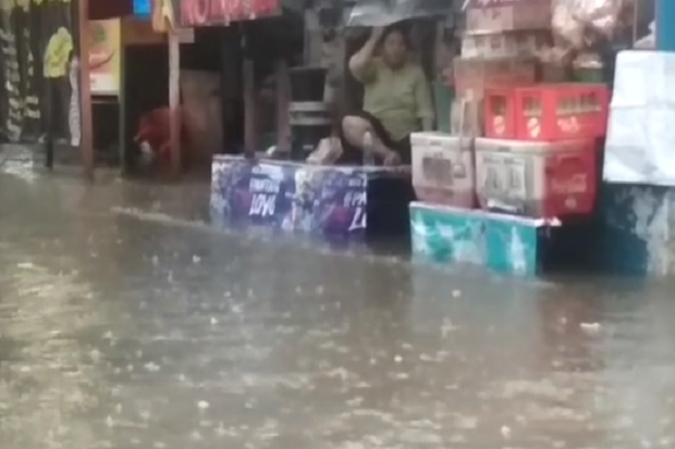 Kali Pesanggarahan Meluap,...